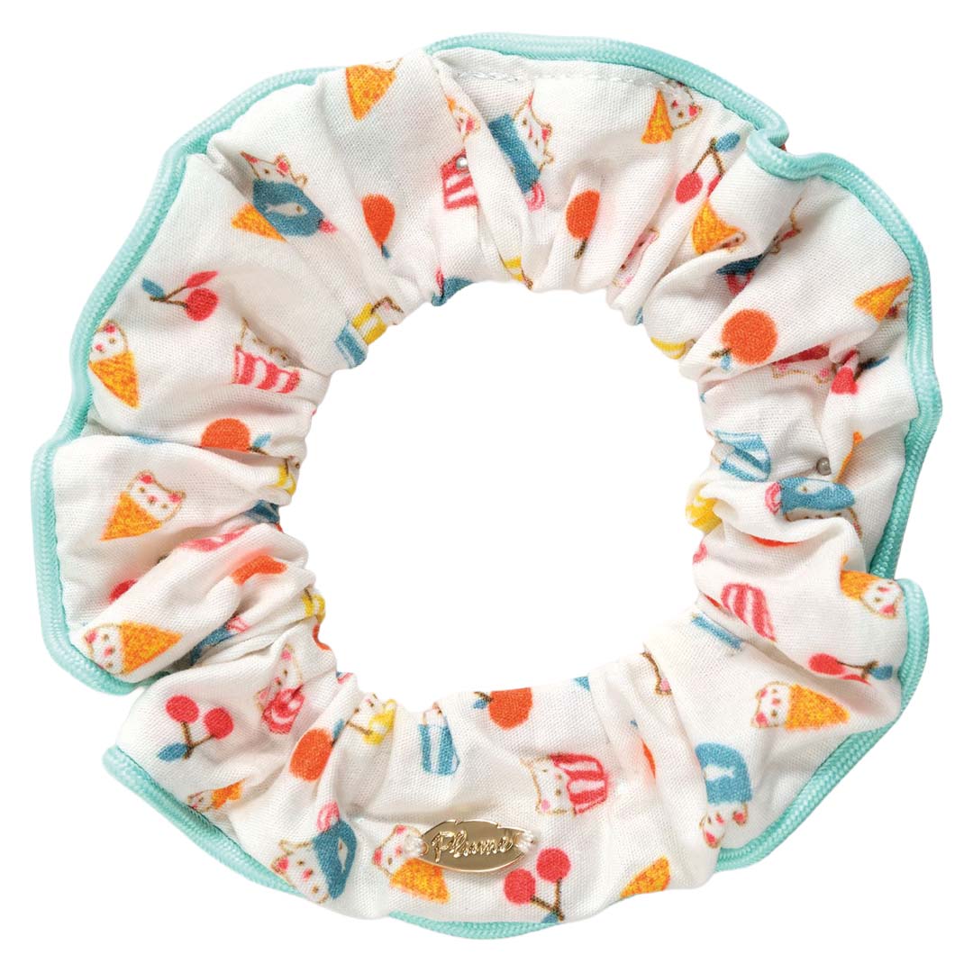 Djeco scrunchie met witte stof bedrukt met kleurrijke ijsjes en kersen, afgewerkt met een lichtblauwe rand.