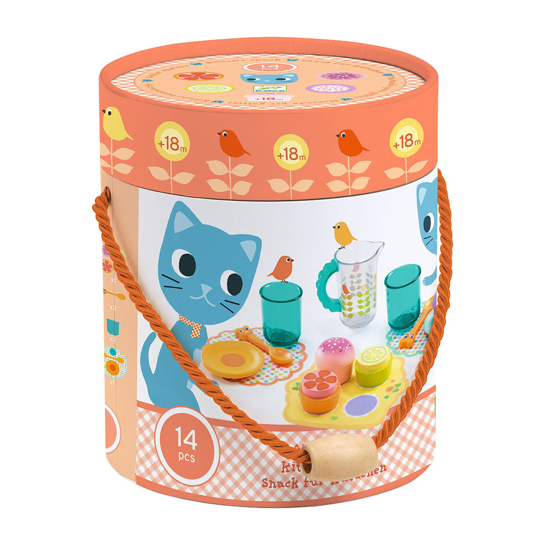 De Djeco verpakking van het speelgoed serviesje met gebak, met illustraties van katten en de inhoud.