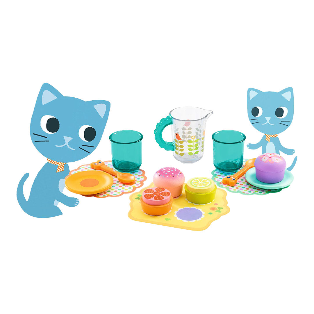 Djeco speelgoed serviesje met gebak, met twee blauwe kattenfiguren en de inhoud op kleurrijke placemats.
