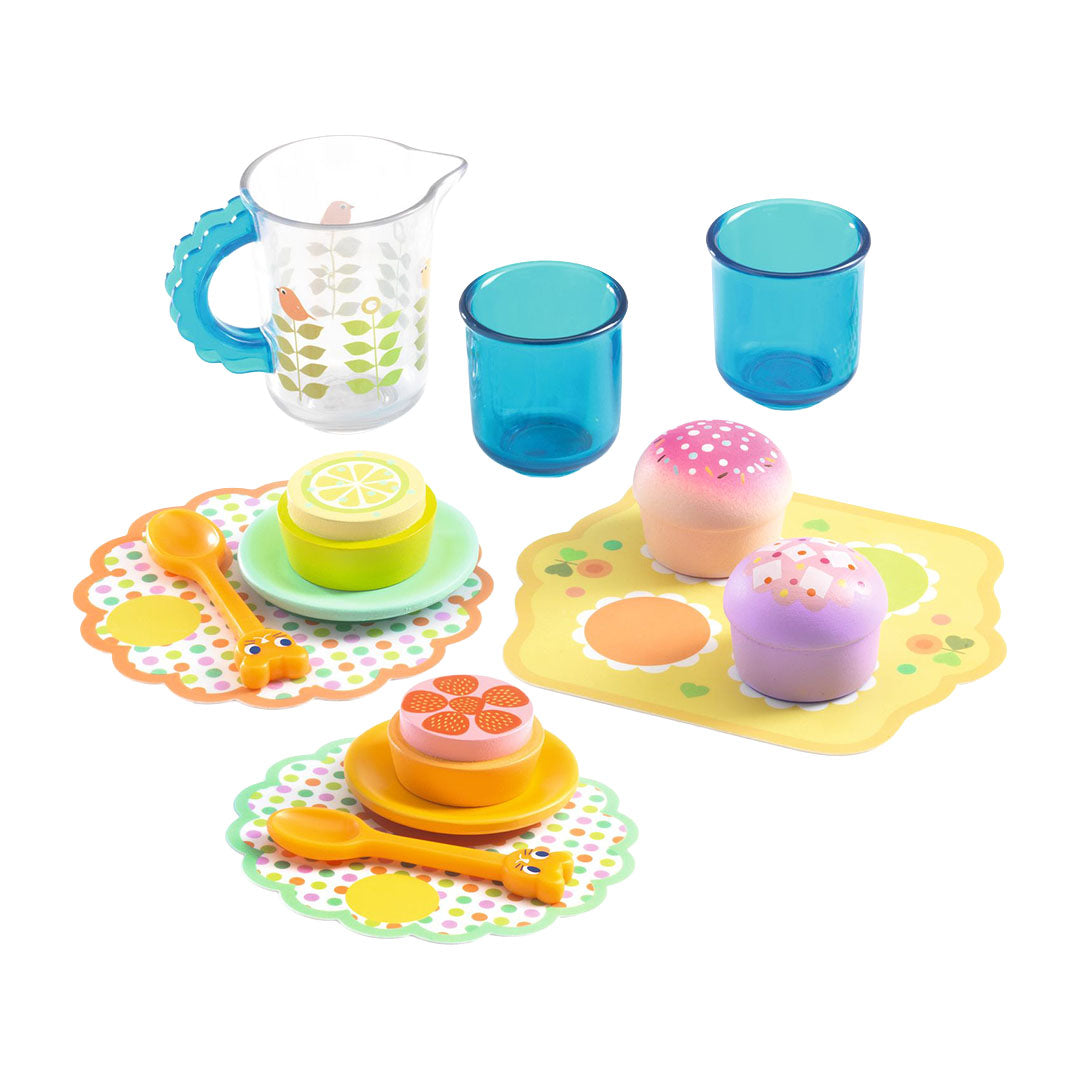 Djeco speelgoed serviesje met gebak, inclusief kan, bekers, lepels, bordjes en gebakjes op kleurrijke placemats.