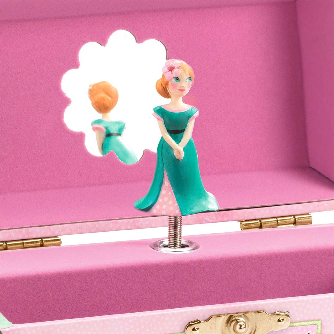 Detail van de Djeco muziekspeeldoos met de dansende prinses en spiegel in de open deksel.