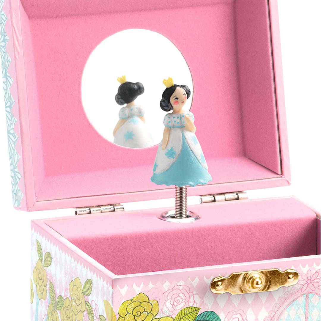 Detail van het open roze prinsessen muziekdoosje met de draaiende prinses en spiegel.
