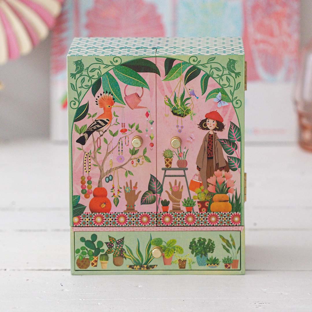 Gesloten Djeco muziekdoosje 'Geheime Tuin' met een illustratie van een meisje, vogel en planten.