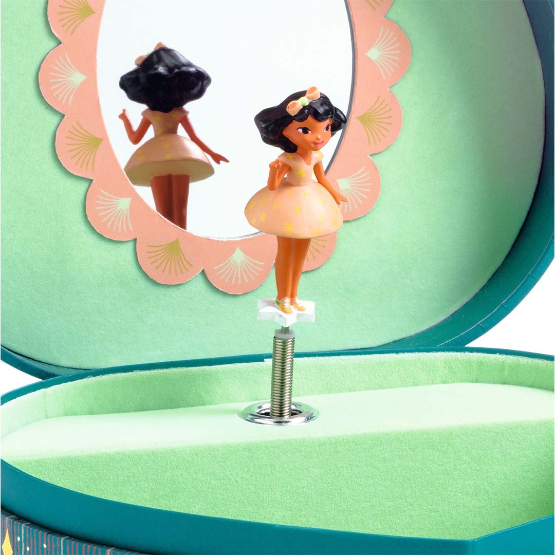 Detail van de Djeco muziekspeeldoos met een danseresje dat voor een spiegel draait.