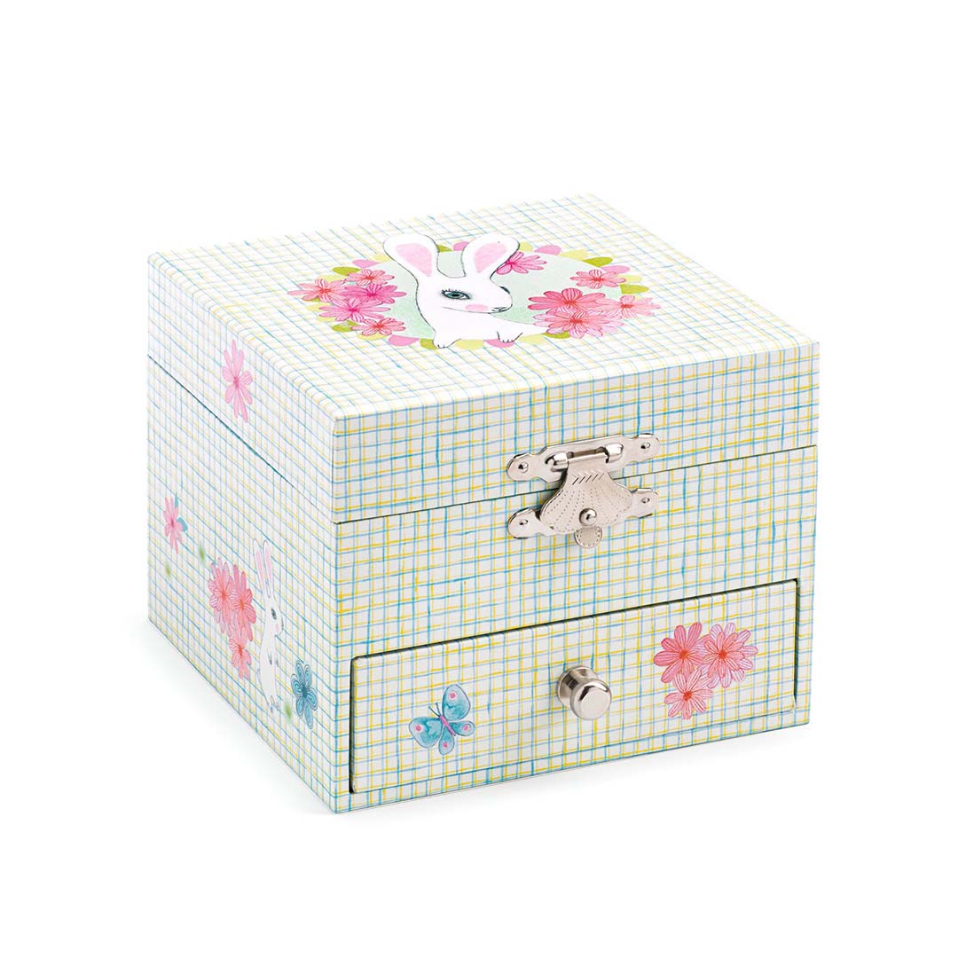Gesloten Djeco muzieksieradendoosje met een uittrekbare lade en een konijn met bloemen op de deksel.