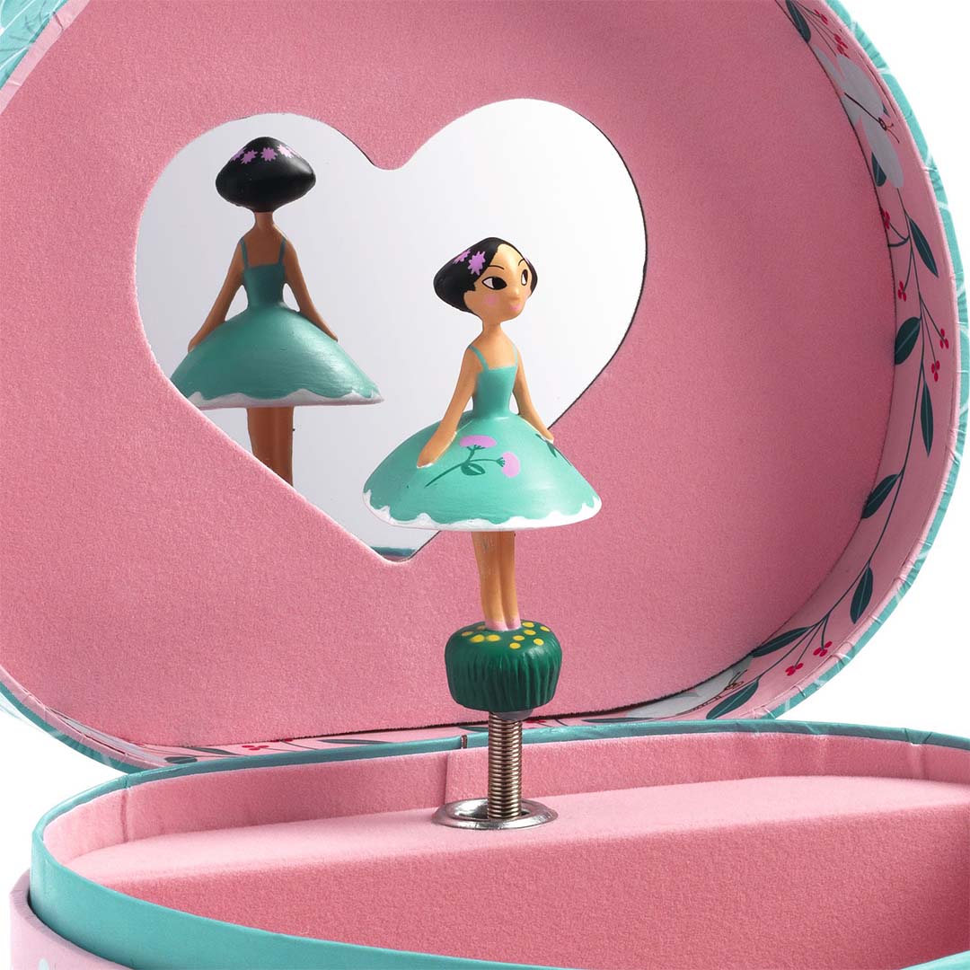 Detail van de Djeco muziekdoos met de ballerina figuur en de hartvormige spiegel.