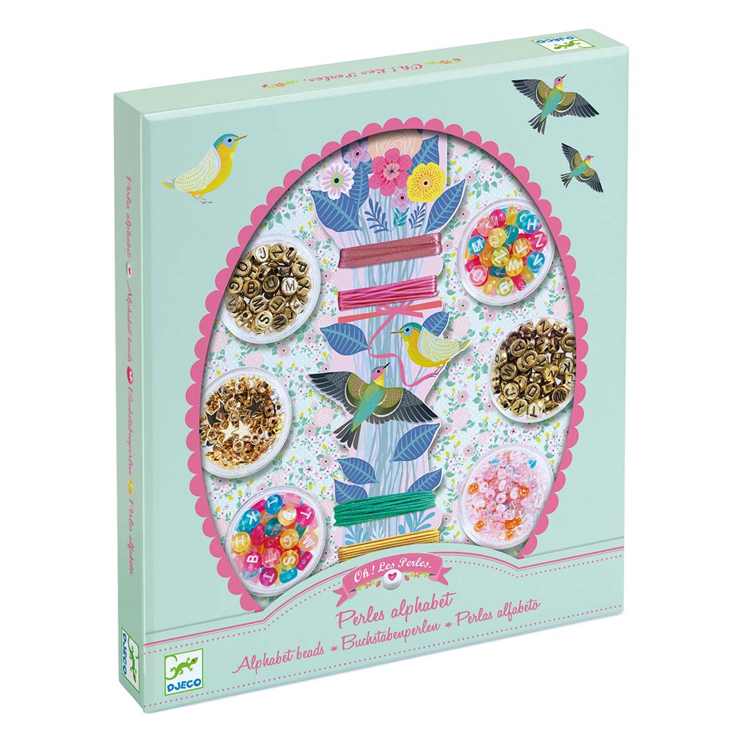 Djeco verpakking van een sieraden maken set met alfabetkralen, versierd met vogels en bloemen.