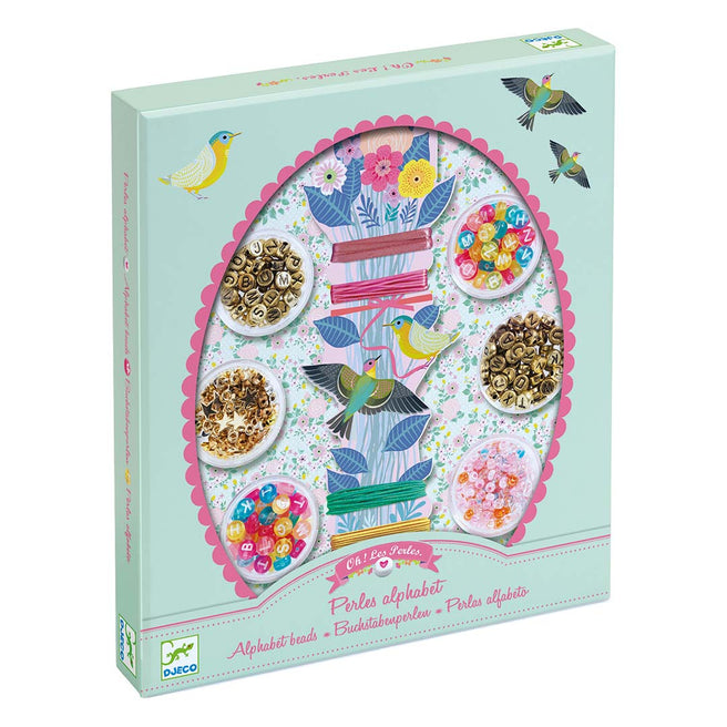 Djeco verpakking van een sieraden maken set met alfabetkralen, versierd met vogels en bloemen.
