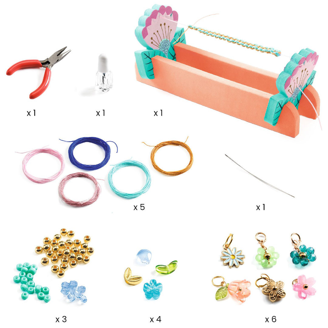 De complete Djeco macramé sieradenset met weefgetouw, tang, draden, kralen en bloembedeltjes.