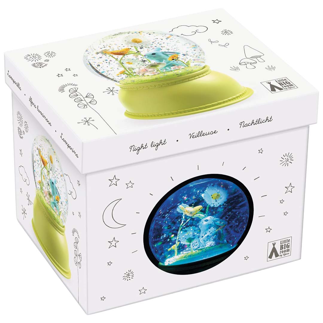 De witte verpakking van het Djeco sneeuwbol nachtlampje met illustraties en een venster dat de blauw verlichte sneeuwbol toont.