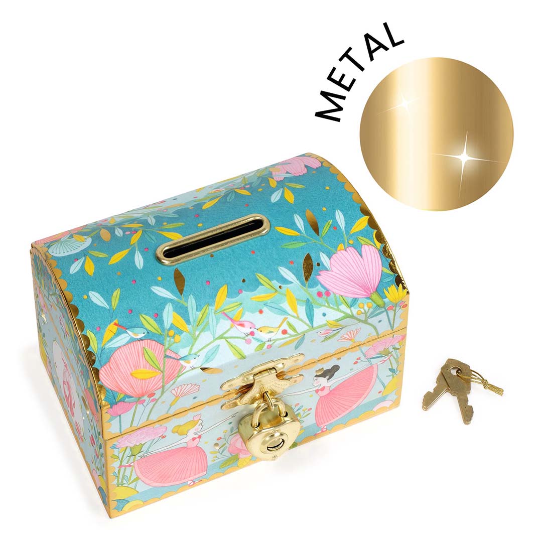 Djeco spaarpot met een gebogen deksel, versierd met ballerina's, bloemen en bladeren, en een gouden slot met sleutel.