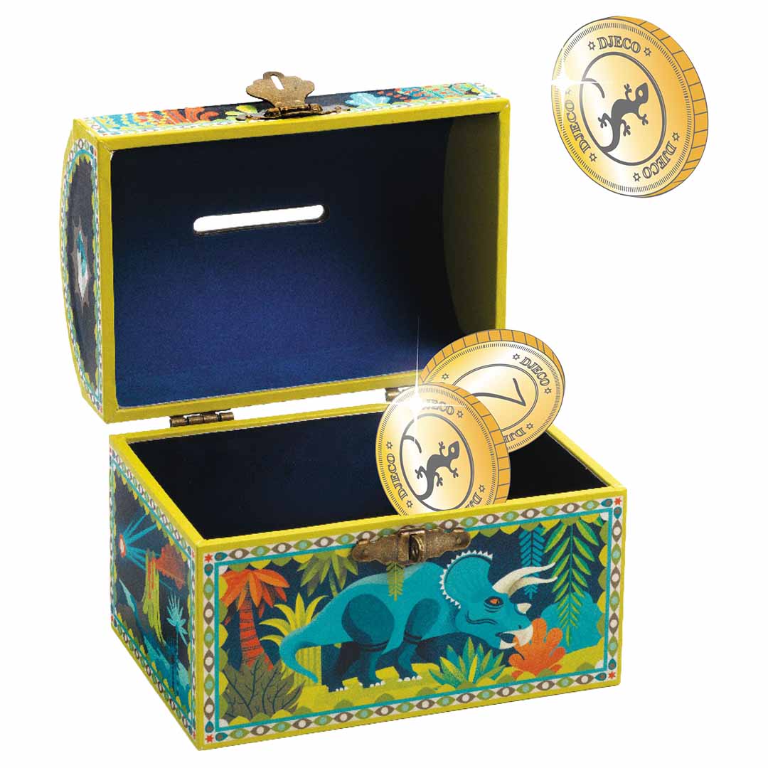Open Djeco spaarpot met dinosaurusprint, met munten erin en het slot open.