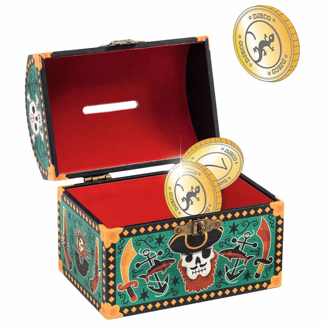 Open Djeco piraten spaarpot met rode fluwelen binnenkant en twee gouden munten.