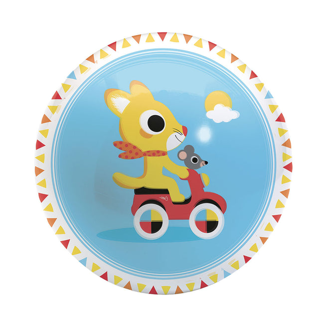 Djeco speelbal met een geel dier op een rode scooter met een muisje, omringd door een geometrisch patroon.