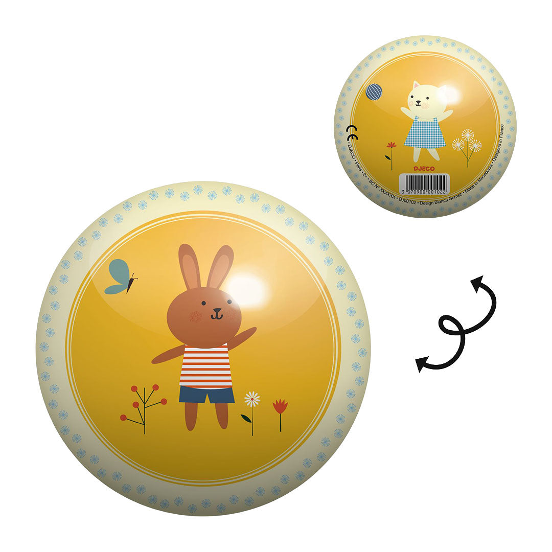 Twee Djeco speelballen, de voorkant met een konijn en de achterkant met een kat, naast elkaar afgebeeld.