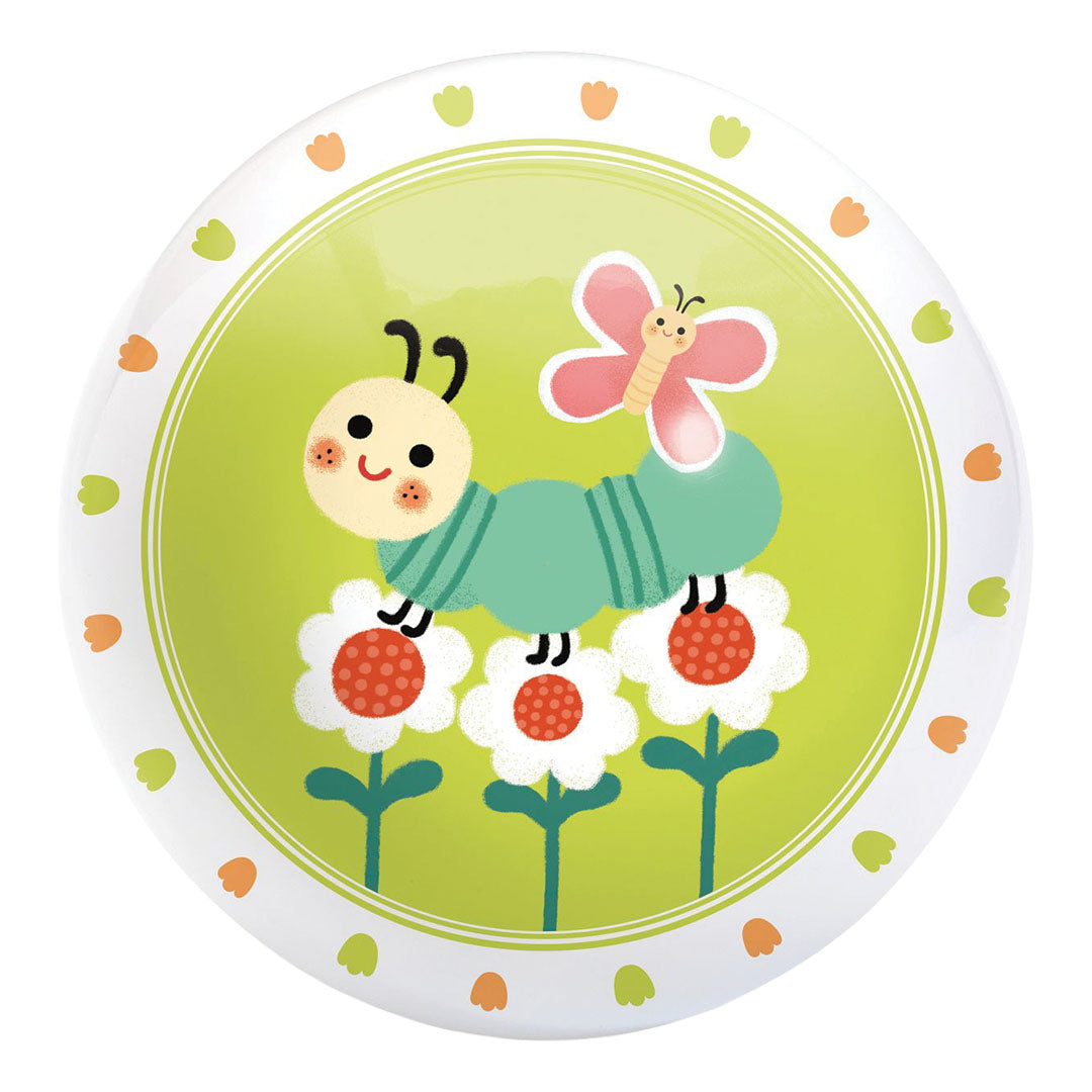 Djeco speelbal met een vrolijke rups en vlinder op bloemen.