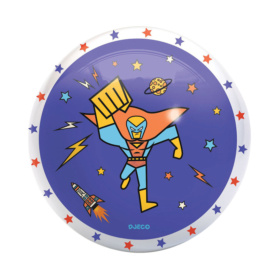 Djeco speelbal met een superheld, raket en sterren op een blauwe achtergrond.