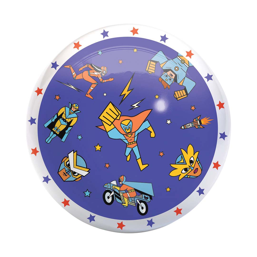 Djeco speelbal met verschillende superheldenfiguren, een raket en sterren op een blauwe achtergrond.