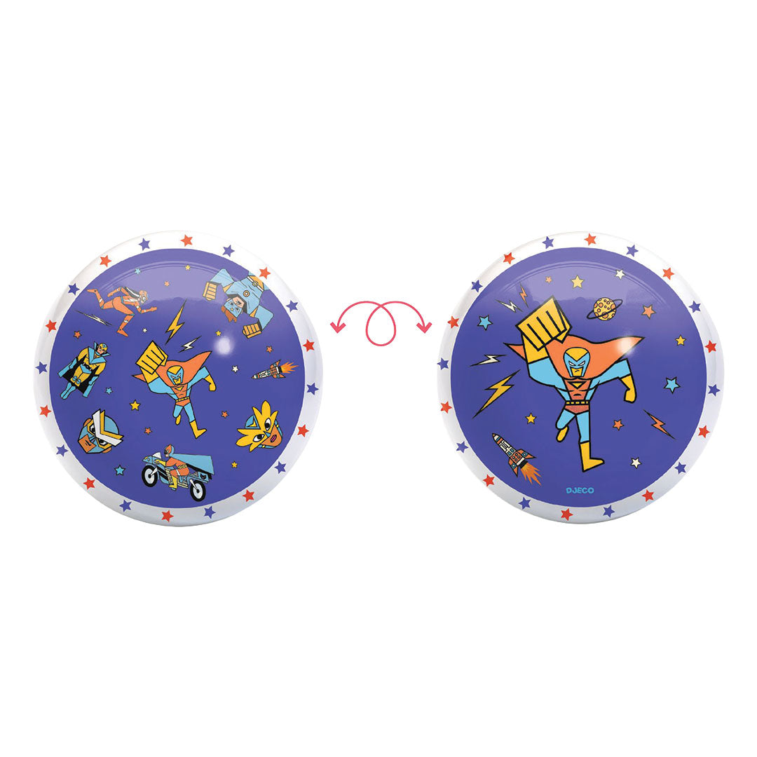 Twee Djeco speelballen naast elkaar, die de verschillende zijden met superhelden en ruimtefiguren tonen.