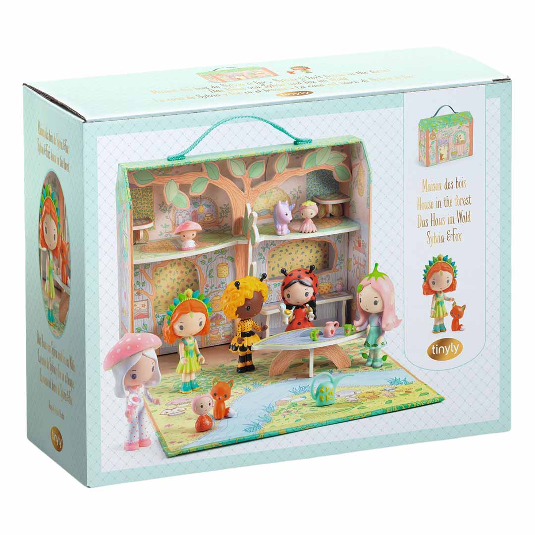 De verpakking van het Djeco speelhuis 'Sylvia & Fox's House in the Forest' toont het opengeklapte speelhuis met poppen en accessoires.