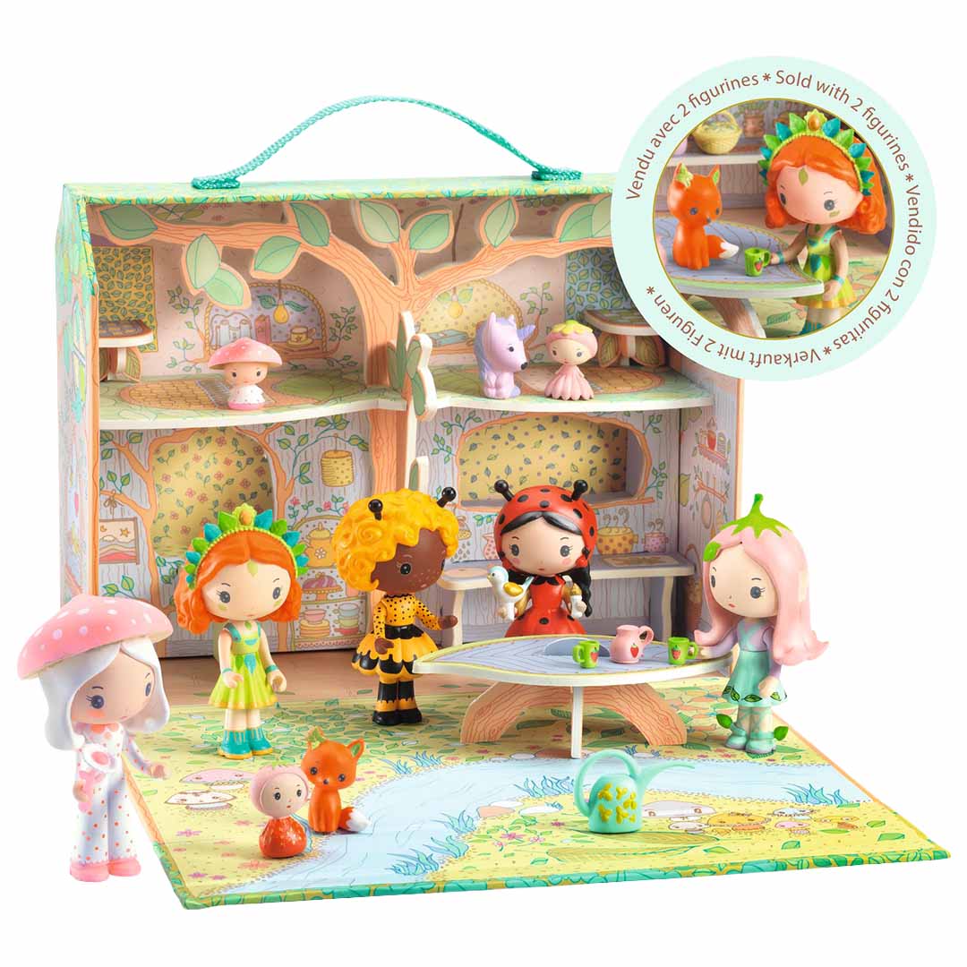 Djeco speelhuis 'Sylvia & Fox's House in the Forest' opengeklapt met diverse poppen en accessoires die een theekransje houden.