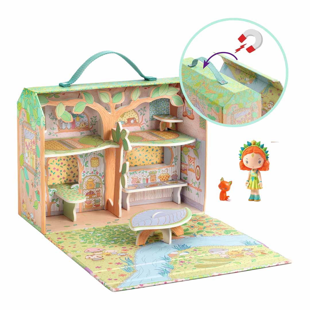 Het Djeco speelhuis 'Sylvia & Fox's House in the Forest' opengeklapt, met een detail van de magnetische sluiting en de Sylvia pop met vos.