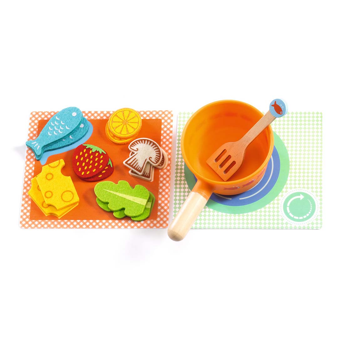Djeco speelservies met een oranje pan, spatel en diverse vilten speelvoedsel zoals vis, aardbei en kaas.