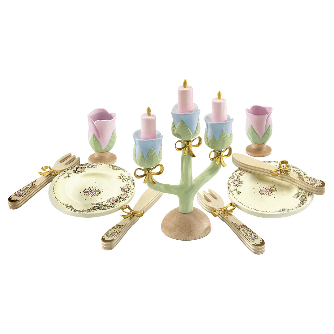 Djeco prinsessen speelservies met borden, bestek, eierdopjes en een kandelaar, gedecoreerd met bloemen en vlinders.