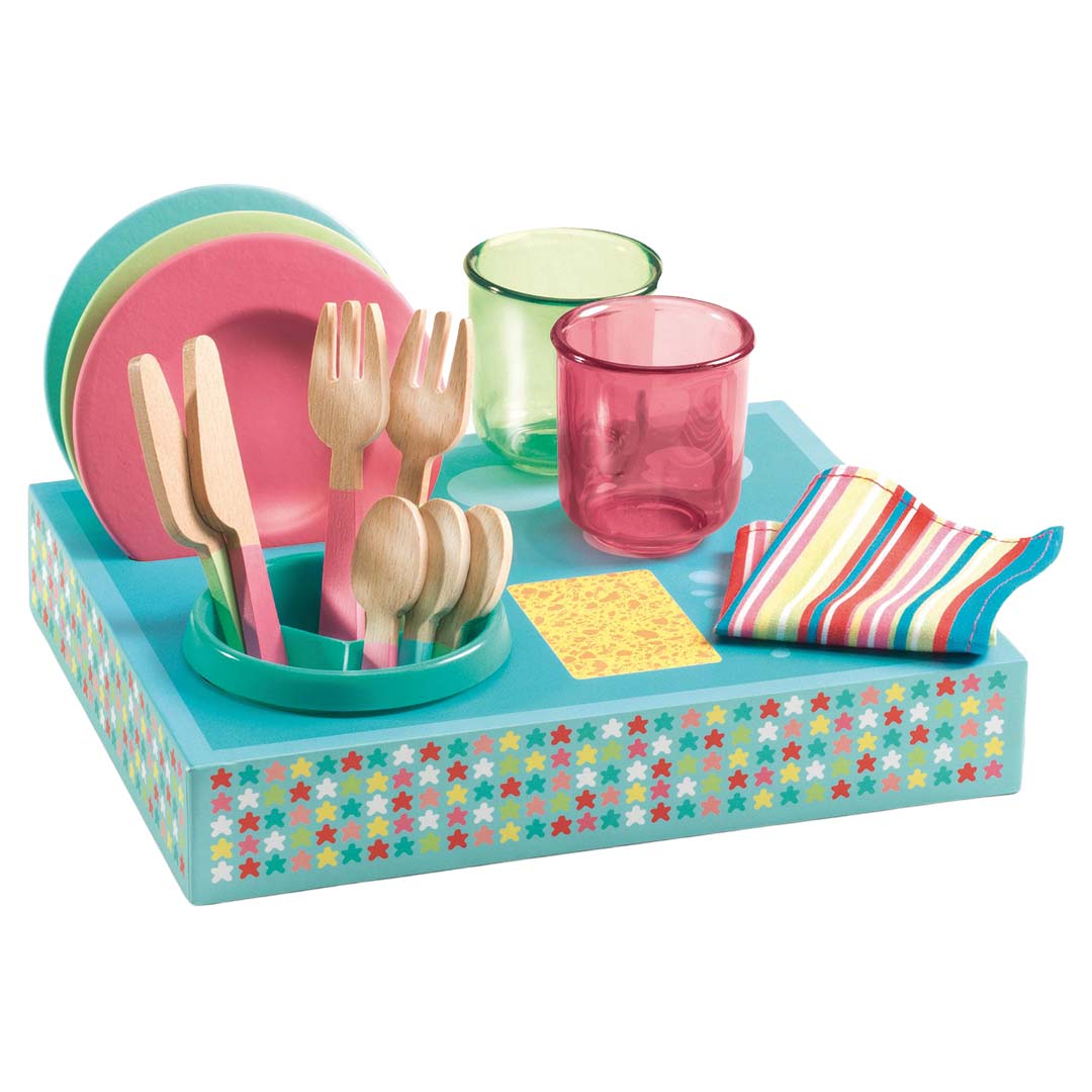 Djeco speelset servies met afwasrek, bestaande uit kleurrijke borden, houten bestek, glazen en een gestreepte doek op een blauwe basis.