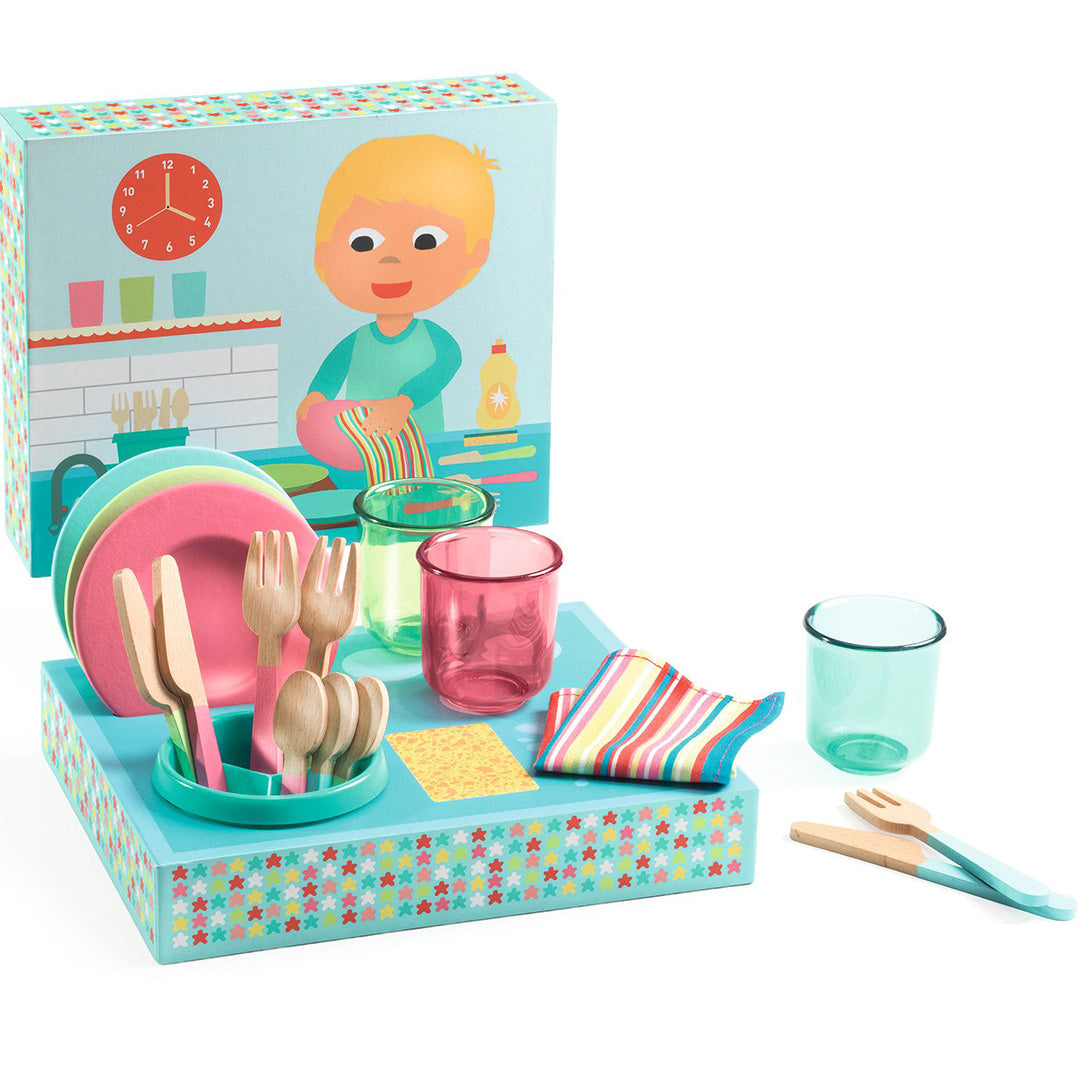 Djeco speelset servies met afwasrek, bestaande uit kleurrijke borden, houten bestek, glazen en een gestreepte doek, met de productverpakking erachter.