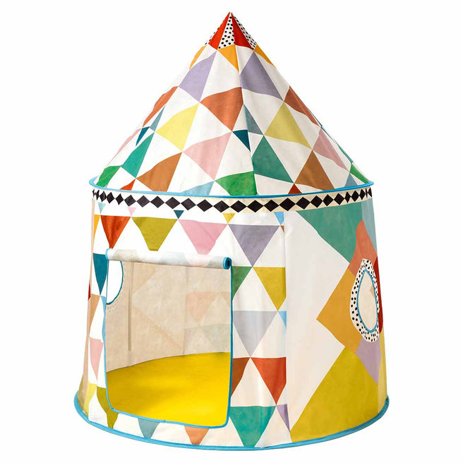 Djeco speeltent met veelkleurig geometrisch patroon, geïsoleerd op een witte achtergrond.