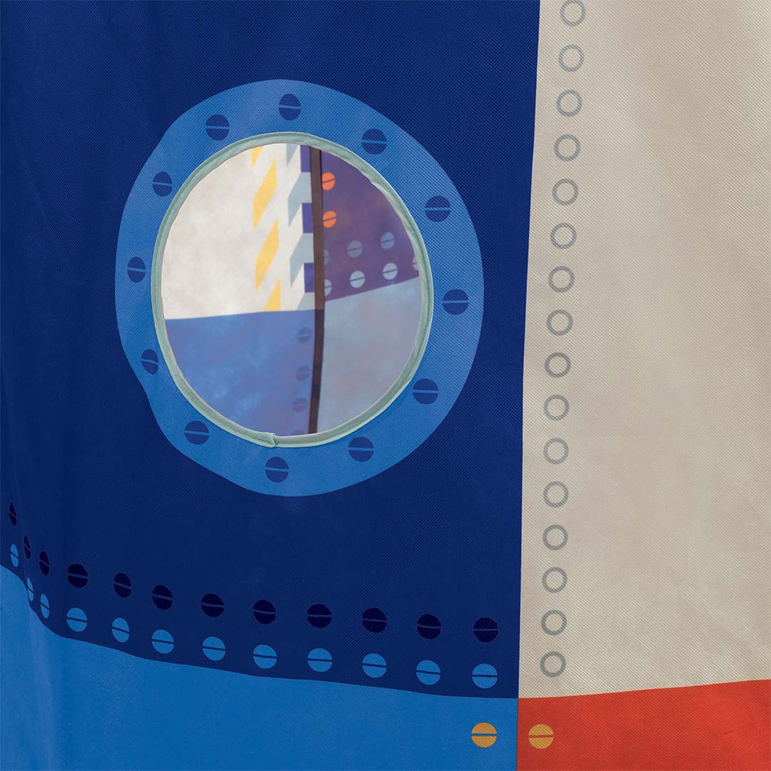 Detail van een rond patrijspoortraam op de zijkant van de raket speeltent.