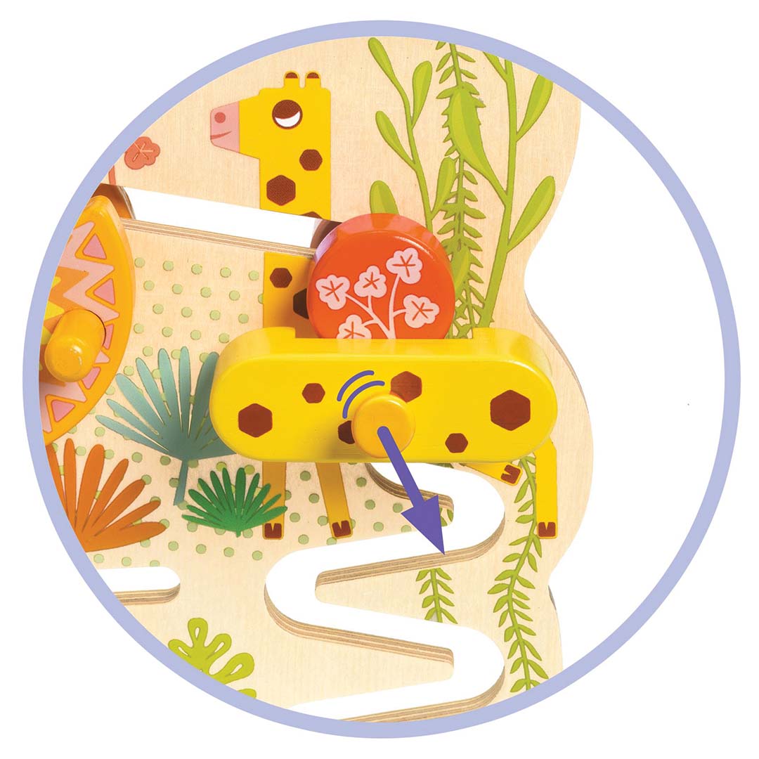 Detail van het Djeco houten activiteitscentrum met een gele giraffe en een draaiend element.