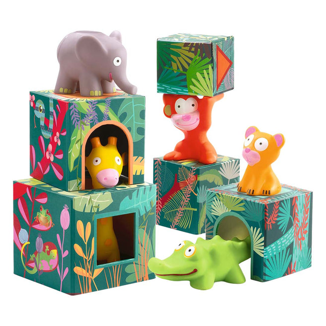 Djeco babyspeelgoed met groene stapelblokken en plastic jungledieren, deels opgestapeld.