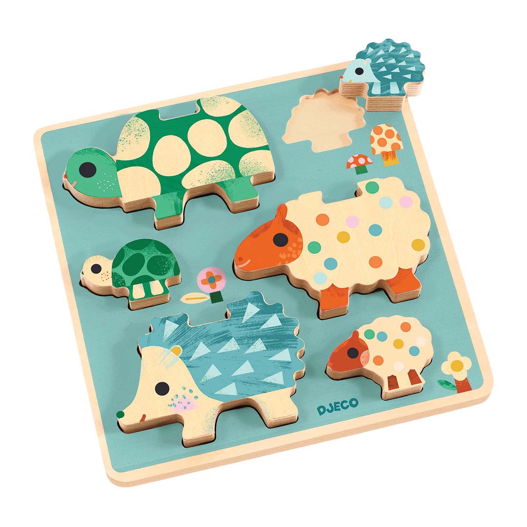 Djeco houten stapelpuzzel 'Familie' met dieren zoals een schildpad, egel en schaap op een blauwe puzzelplaat.