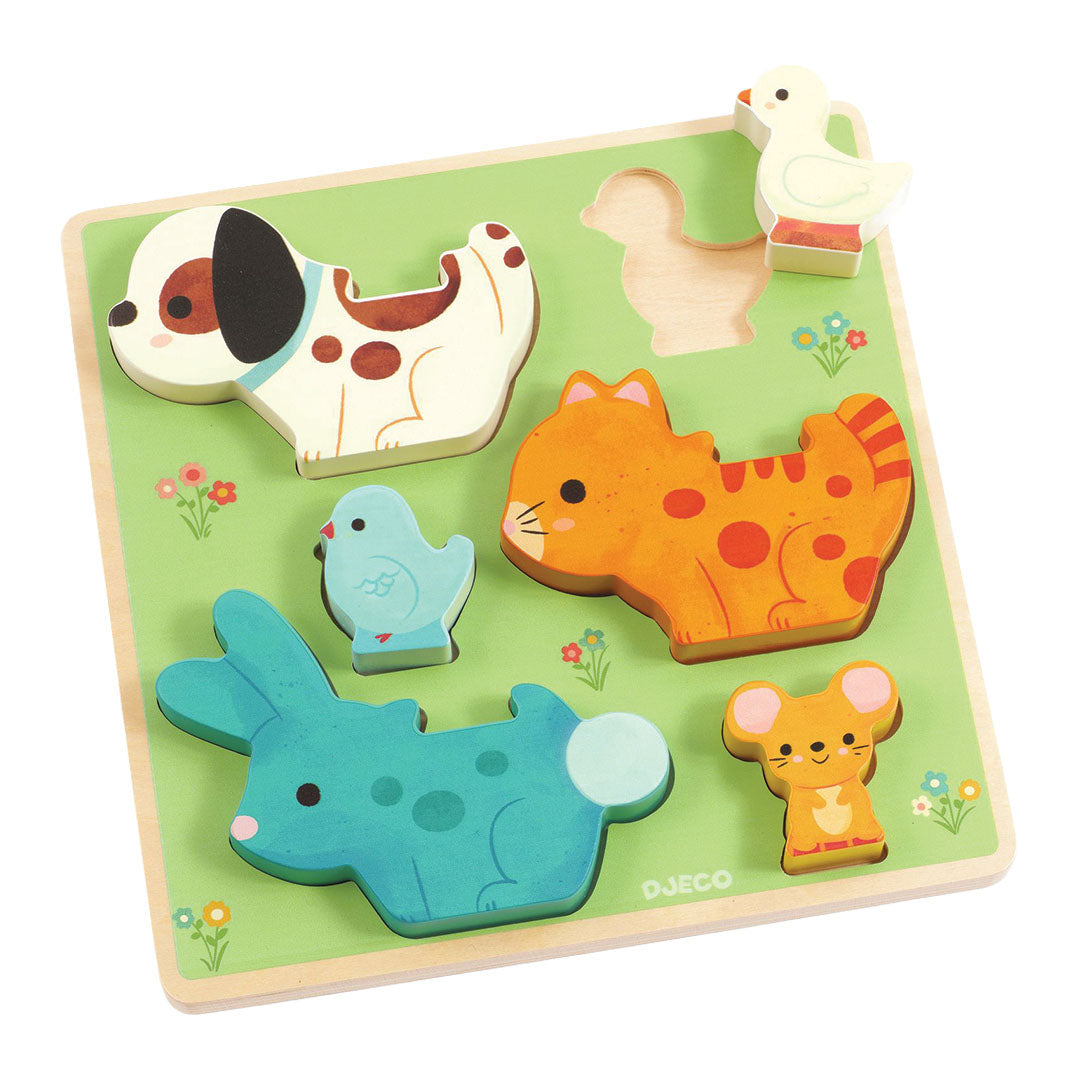 Djeco houten stapelpuzzel 'Friends' met zes dierenfiguren op een groene puzzelplaat.