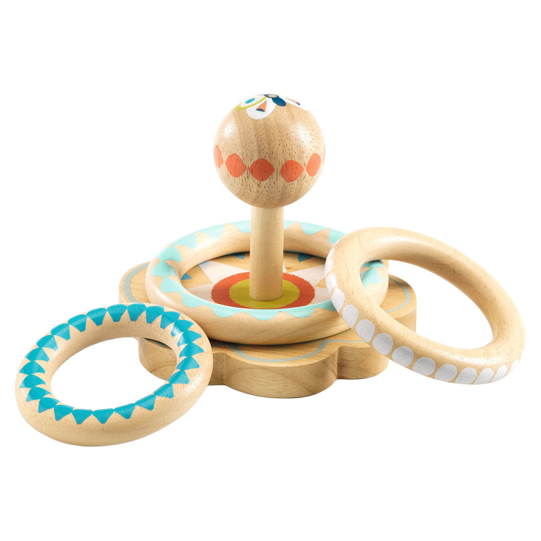 Djeco houten babyspeelgoed stapeltoren met drie losse ringen en een basis met geometrische patronen.