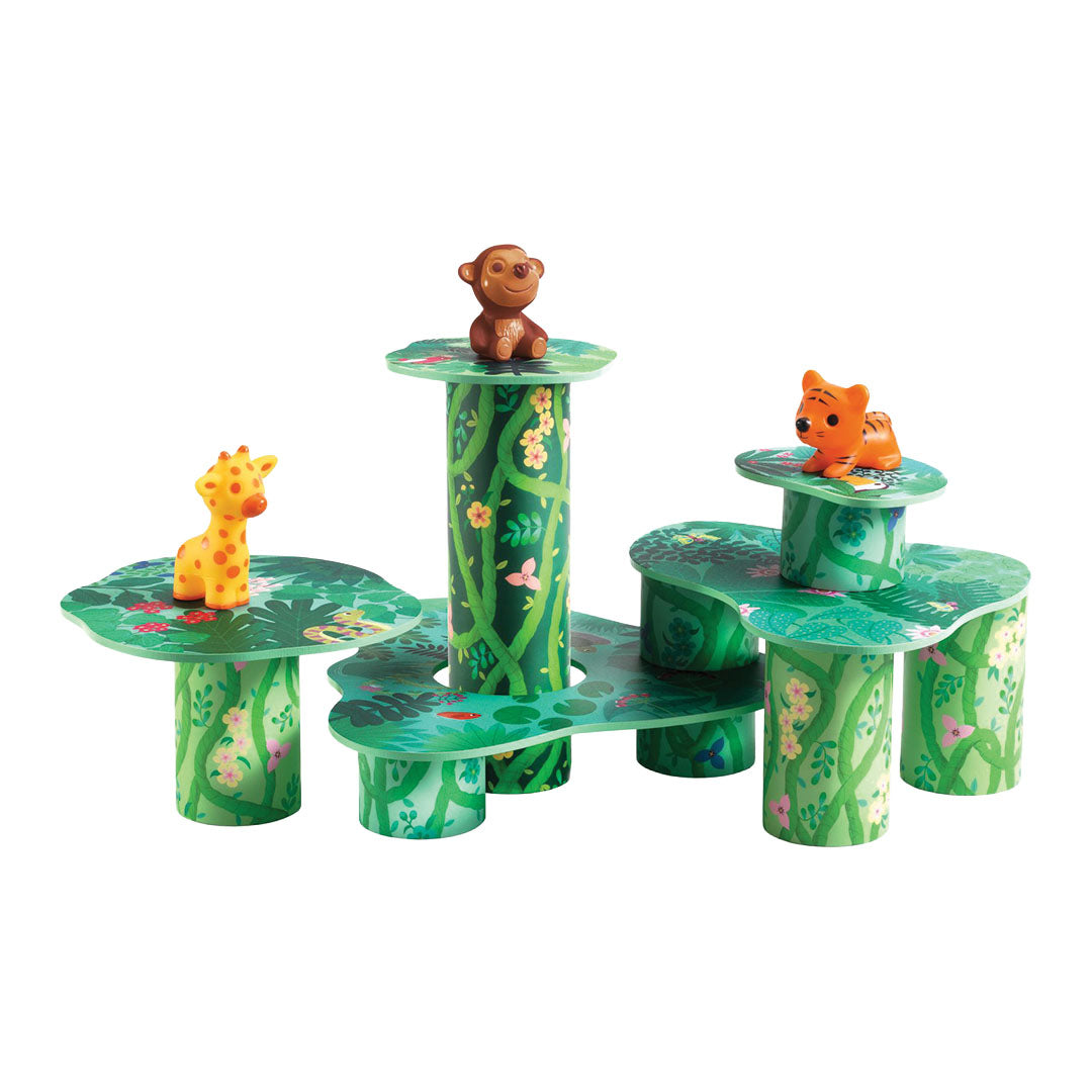 Djeco stapeltoren Topanitube met junglepatroon en drie dierenfiguren, opgebouwd als een laag landschap.