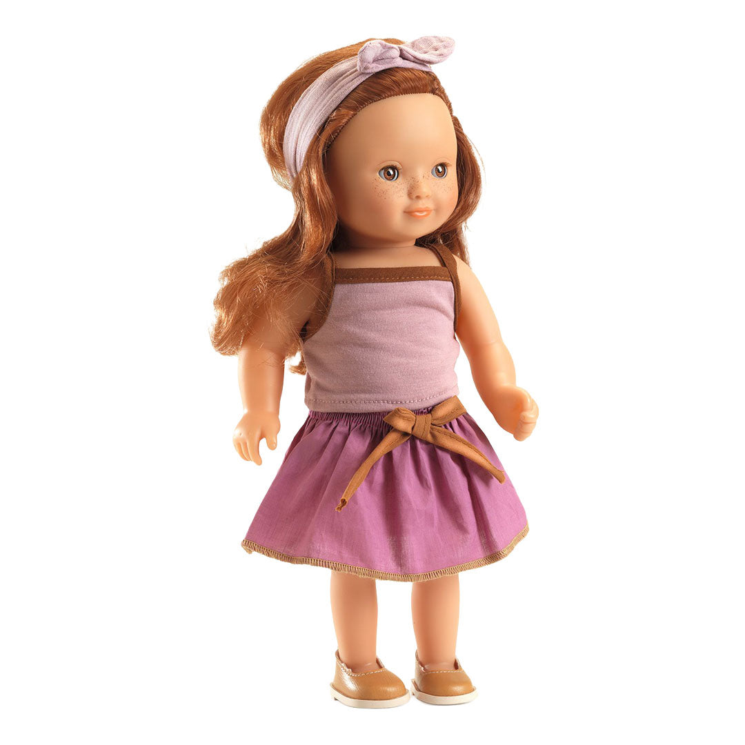 Djeco stapop Lovely Sophie met rood haar, roze top en paarse rok.