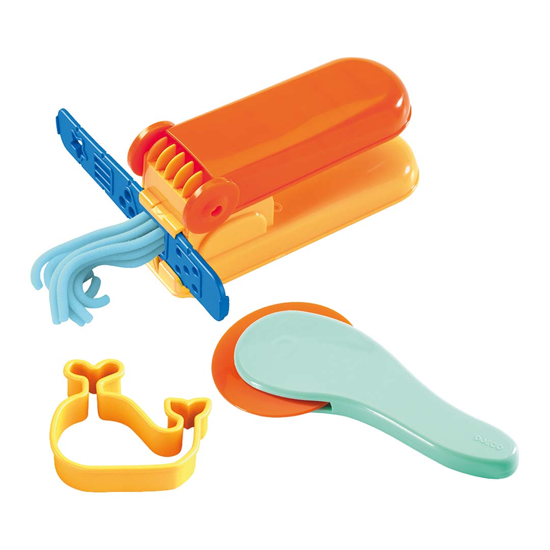 Detailfoto van de Djeco boetseerklei starterkit met een oranje kleipers, een walvisvormpje en een kleiroller.