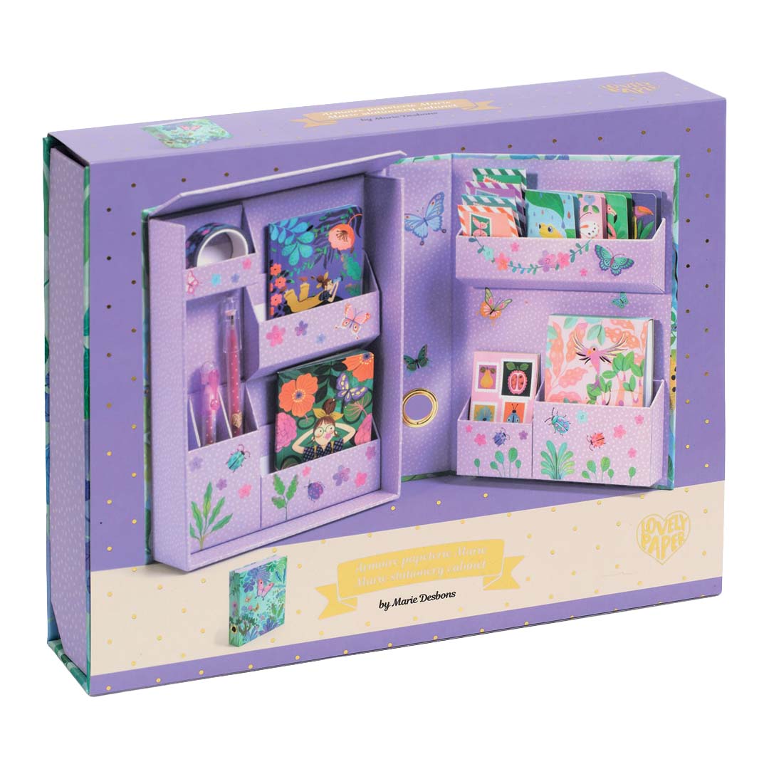 Verpakking van de Djeco stationary box hobbyset, met de open paarse doos en schrijfwaren zichtbaar.