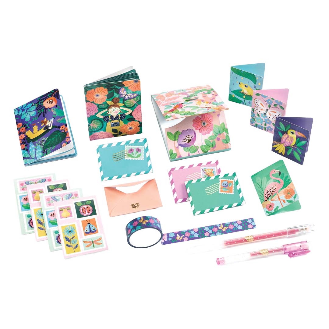 Collectie van hobbyset onderdelen, waaronder kleine notitieboekjes, enveloppen, stickers en pennen met tropische tuindecoraties.