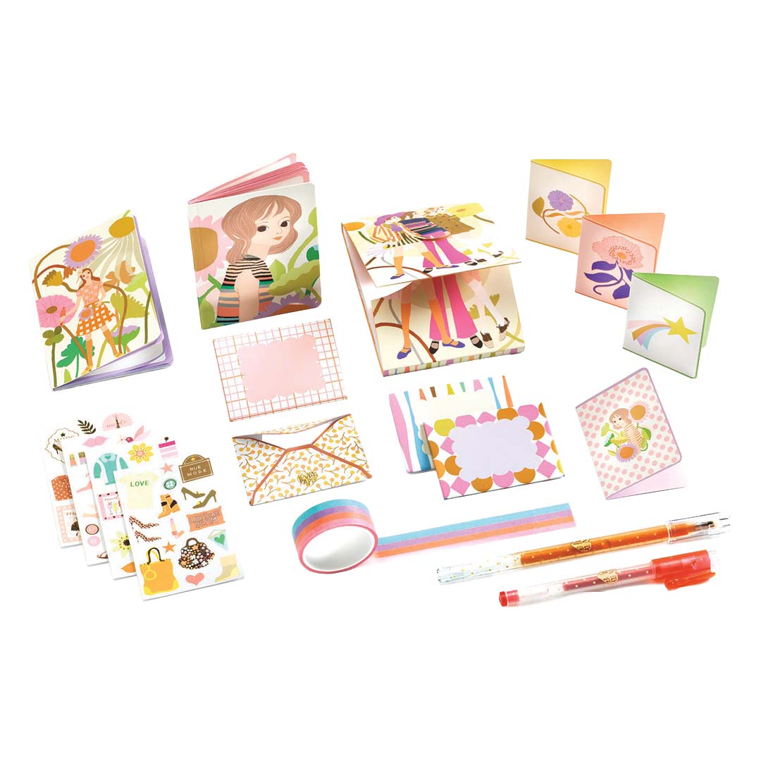 Alle losse onderdelen van de stationery set, waaronder notitieboekjes, enveloppen, stickers, washi tape en pennen.