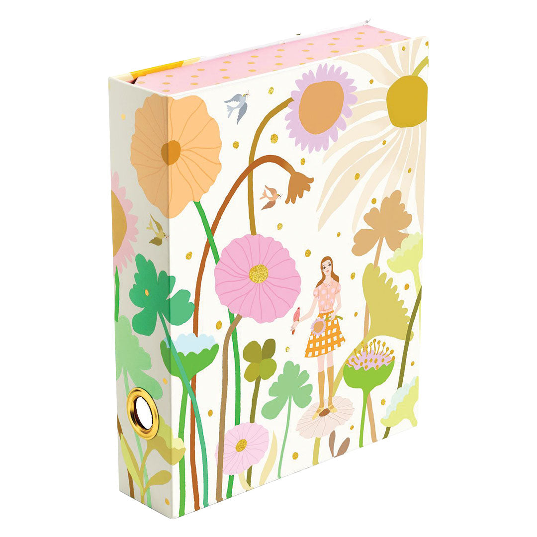 De gesloten Djeco stationery box, vormgegeven als een ringband, met een bloemen- en figurenpatroon.