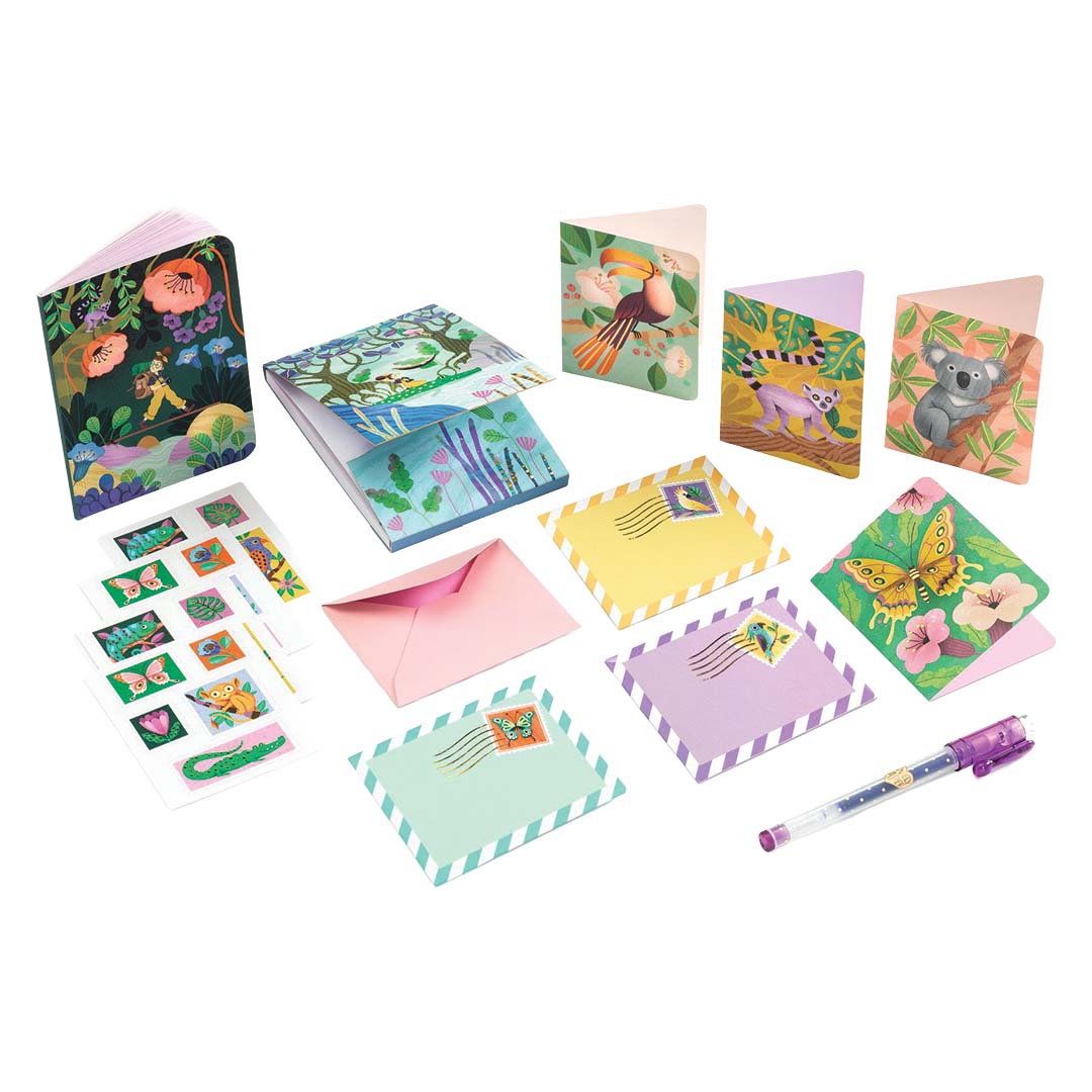 Djeco hobbyset met alle losse onderdelen: diverse kaarten met dieren en bloemen, gekleurde enveloppen, stickers en een paarse pen.