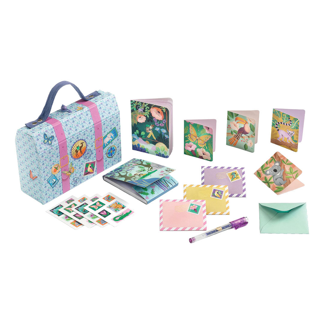 Djeco hobbyset met een open koffer vol briefpapier, kaarten met dieren en bloemen, enveloppen, stickers en een pen.