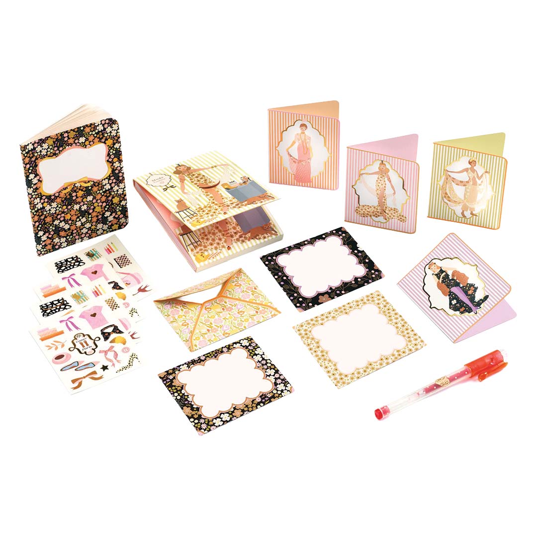 Een collectie van de Djeco fashion stationary hobbyset met notitieboekjes, kaarten, enveloppen, stickers en een pen.