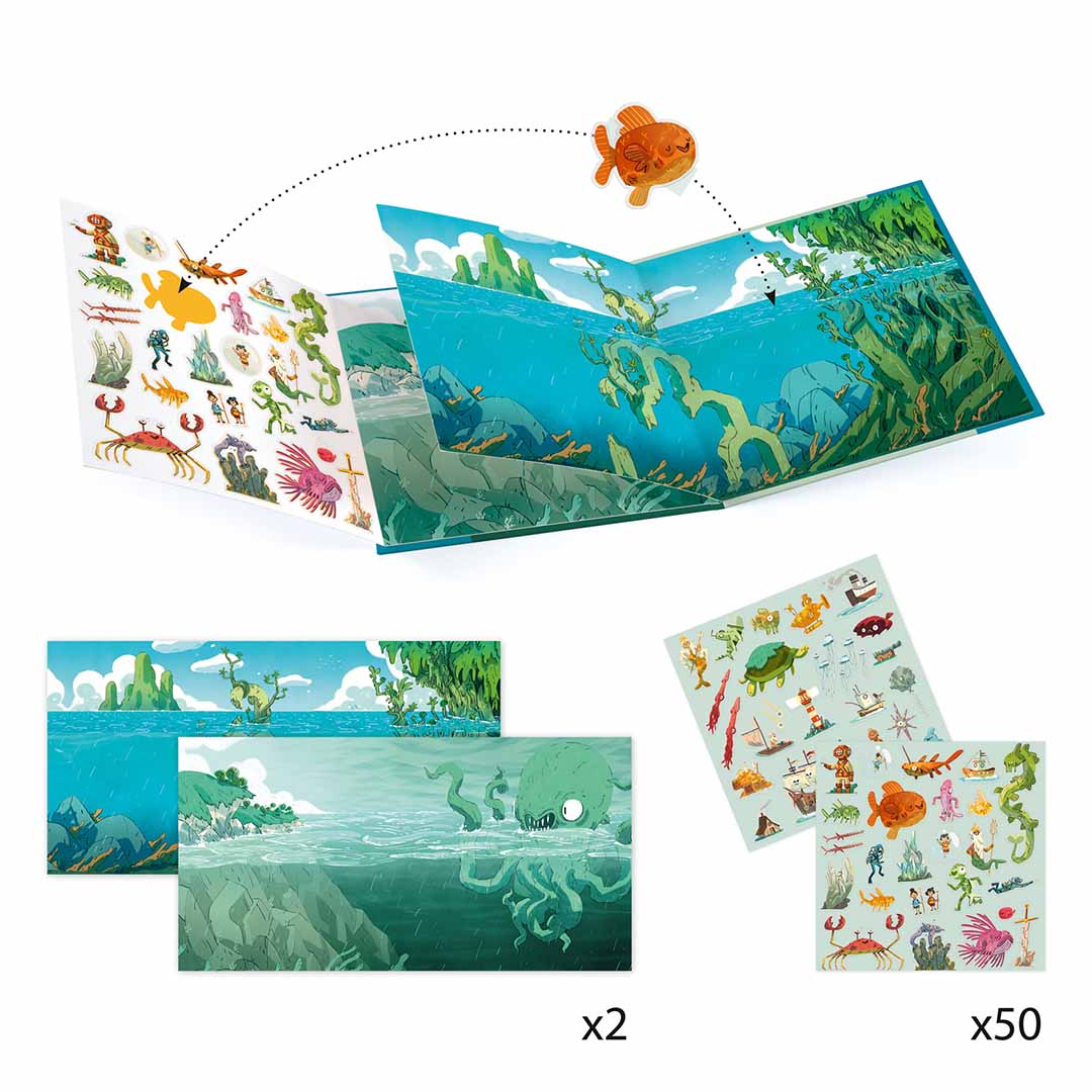 Demonstratie van het Djeco stickerboek met opengeklapte onderwaterwereld, losse stickervellen en achtergrondscènes.