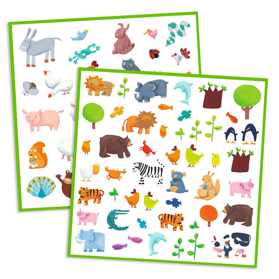 Twee overlappende vellen Djeco dierenstickers met een grote verscheidenheid aan getekende dieren en planten.
