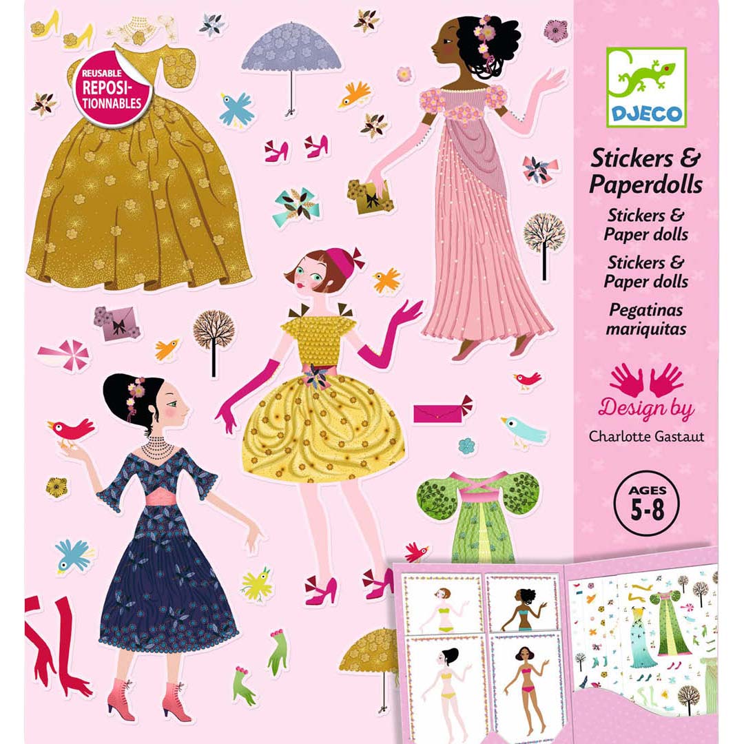 Een open Djeco Stickers & Paperdolls set met drie aangeklede poppen, losse kledingstickers en een deel van de blanco poppen.